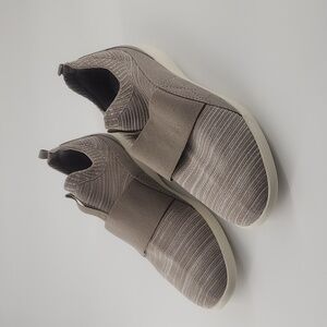 Abeo Vani Oatmeal Size 8.5 Slip On Shoes